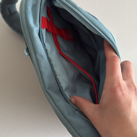 Hydro Flask Blue Sling Bag - Picture 3 of 8